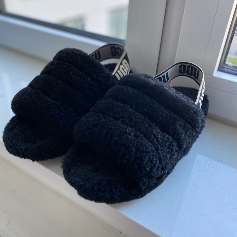 UGG BLACK SLIPPERS WITH BACK UGG STRAP